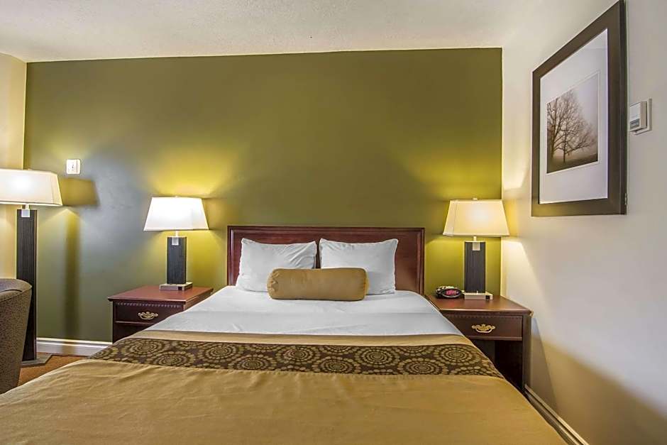 Econo Lodge  Inn & Suites