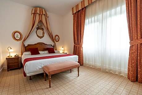 Double or Twin Room with Mountain View