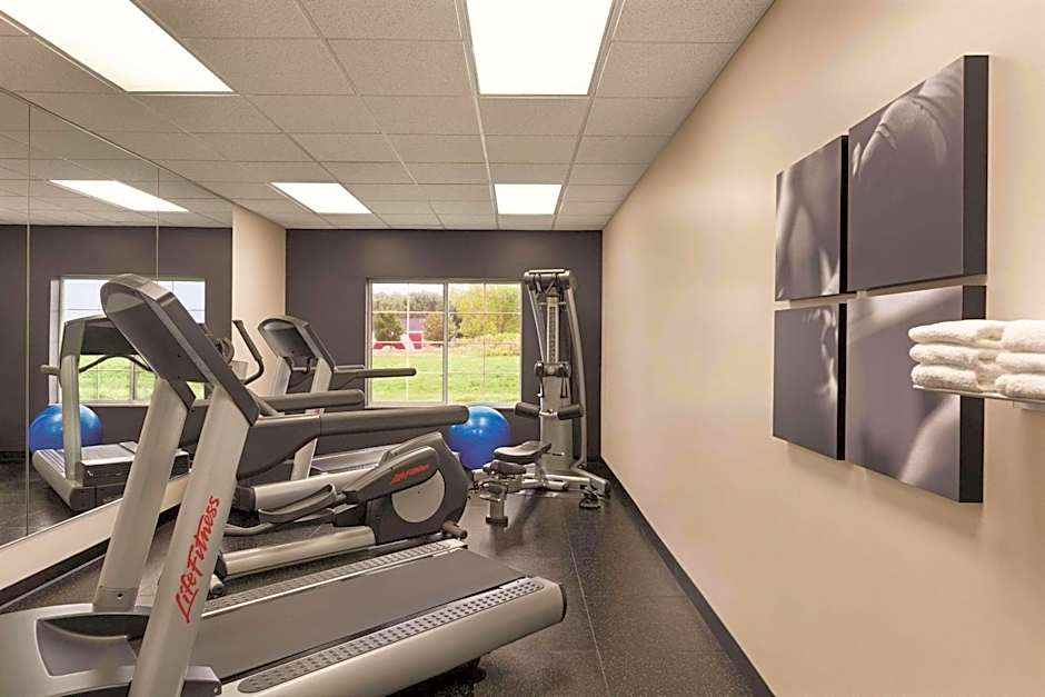 Country Inn & Suites by Radisson, Willmar, MN