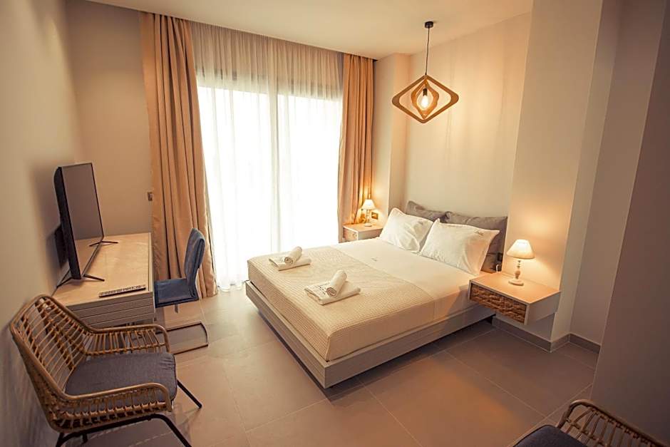 IO Luxury Pool & Hot Tub Suites