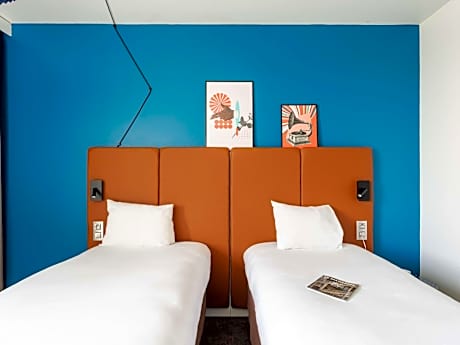 Standard accessible room with 2 single beds