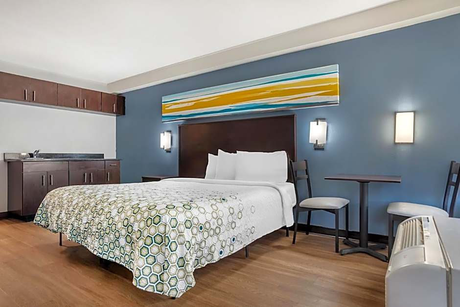 HomeTowne Studios by Red Roof Montgomery - Midtown