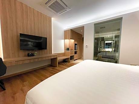 Executive Suite with Pool Access