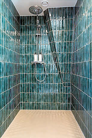 Cube Canal View shared Bathroom