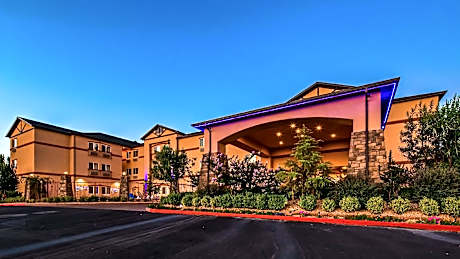 SUITE-1 QUEEN BED,NSMK,PILLOWTOP,MICRFG,40IN LED TV,WIFI,FULL BREAKFAST