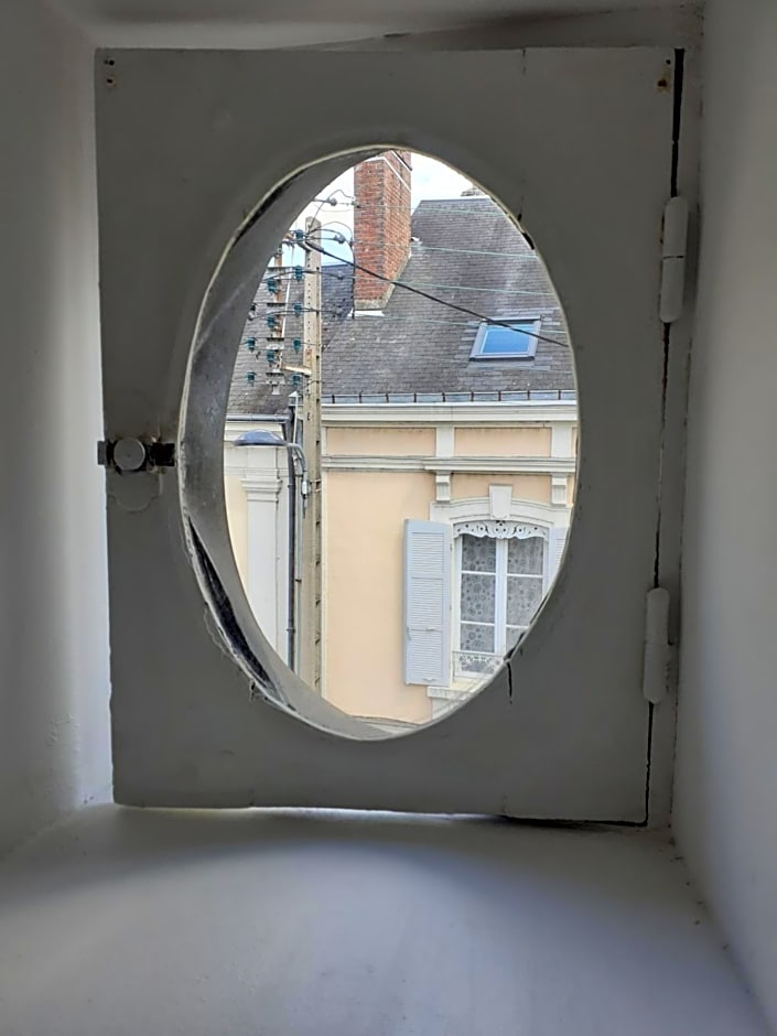Centre ville, chambre indépendante 20m2 et sa salle de bain privée