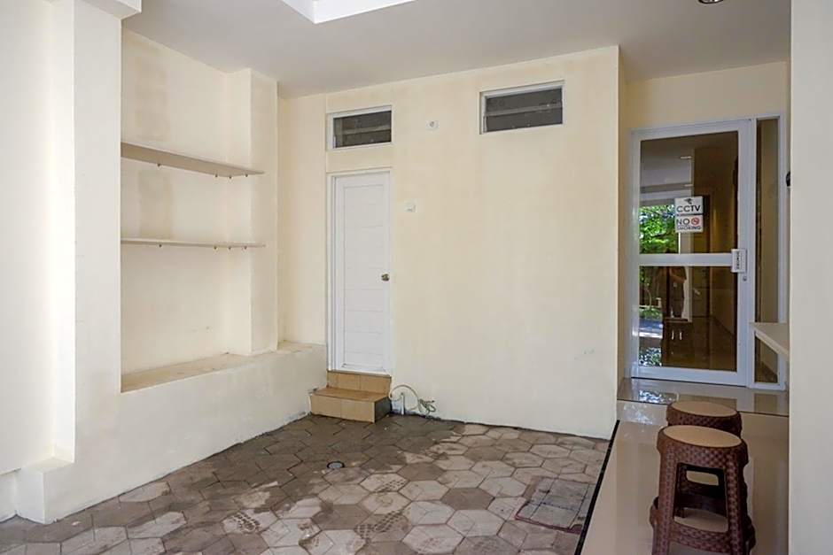 RedDoorz near Ambarrukmo Plaza Mall