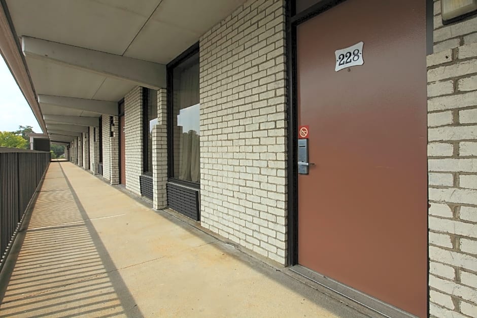 Americas Best Value Inn North Capital