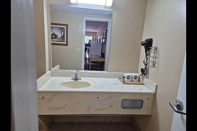 Econo Lodge Inn & Suites