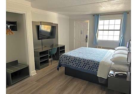 1 King Bed | Non-Smoking, Micfridge