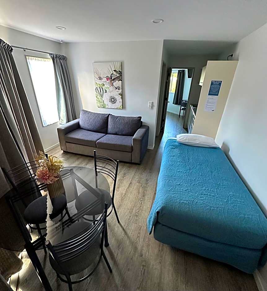 Baycourt Lakefront Motel