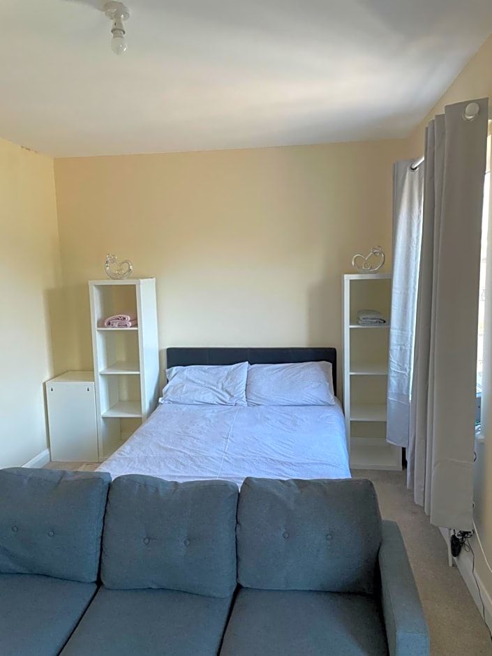 Private Rooms In A Cheerful 4-Bedroom Town House