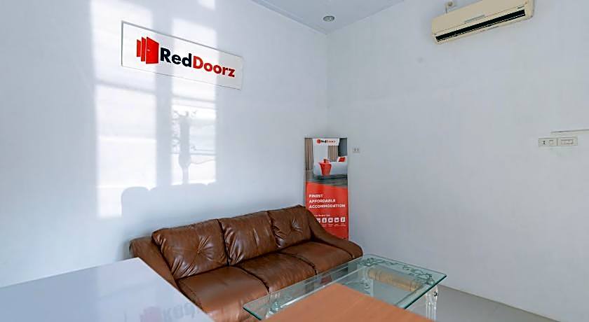 RedDoorz Syariah near UISU Medan