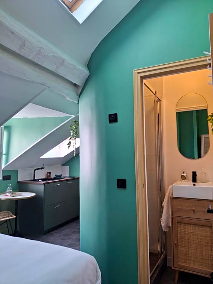 Le Village Montmartre by Hiphophostels