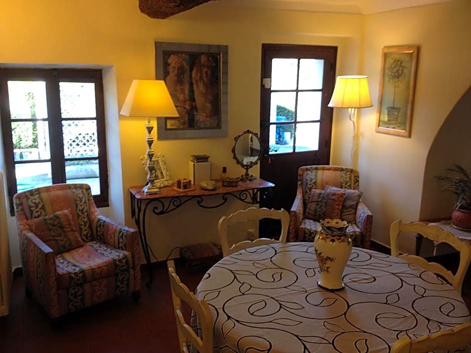 B&B with charm, quiet, kitchen, sw pool.