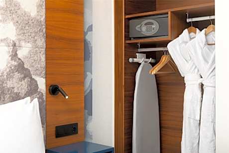 One-Bedroom Executive King Suite with Lounge Access