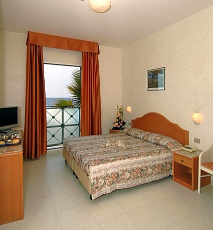 Double Room with Sea View - Ground Floor