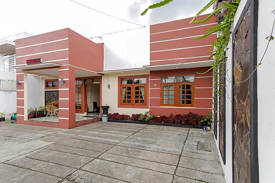 RedDoorz at WR Supratman Batu