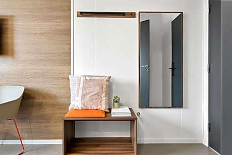 Queen Room with Roll-In Shower - Disability Access