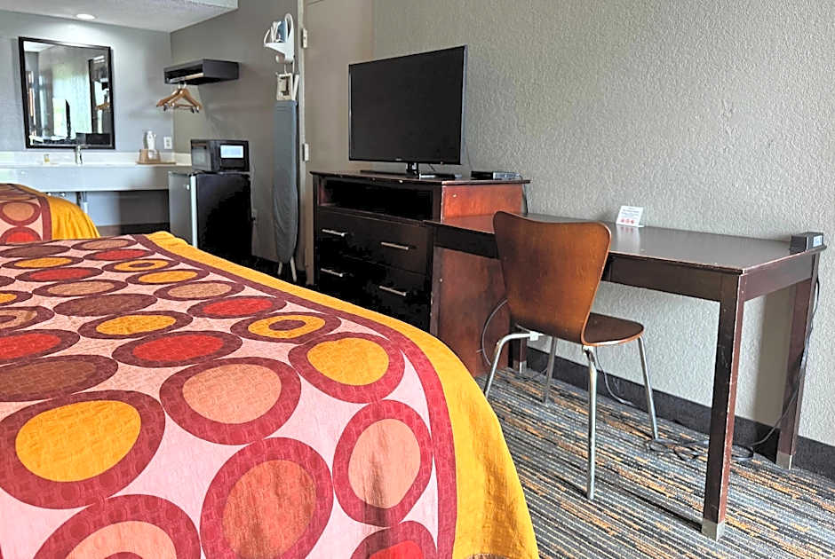 Super 8 by Wyndham Meridian