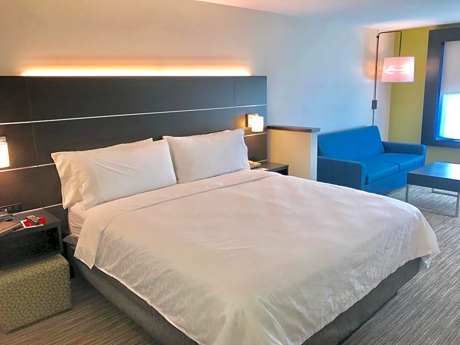 Holiday Inn Express & Suites Tracy, an IHG Hotel