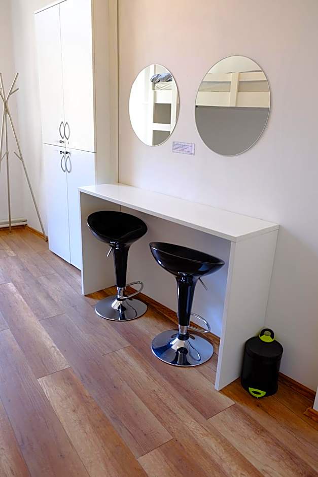 Lovecroatia Zagreb-'Paxnest' HOSTEL, No party! Cozy and quiet! Separated Men and women's rooms! Indoor shoes provided!