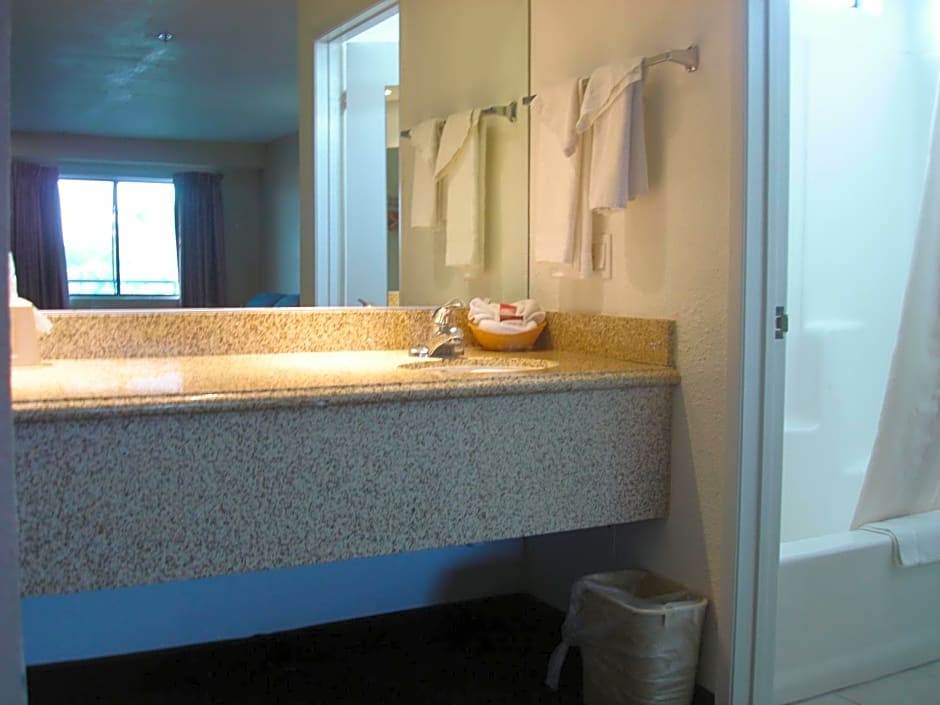 Bakersfield Inn & Suites