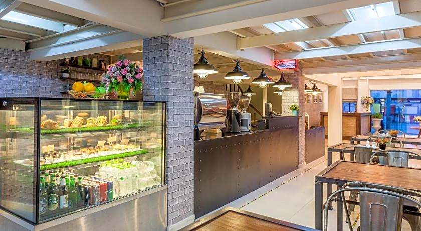 At Hua Lamphong Hotel