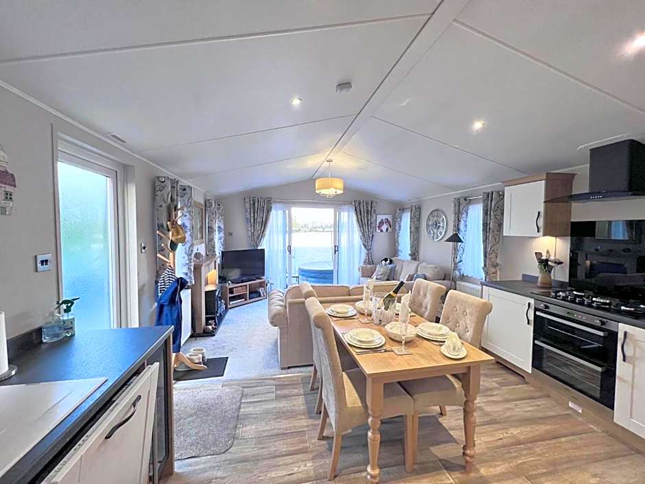 Lakeside Dorchester Lodge - Hot Tub with Fishing Peg