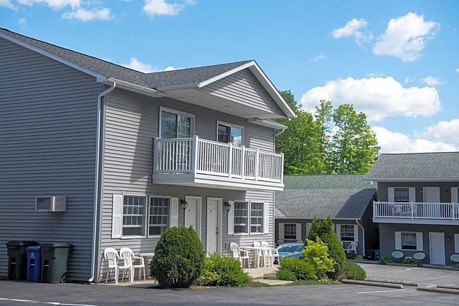 Adirondack Retreat Inn & Suites