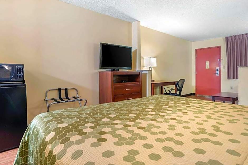Econo Lodge Inn & Suites Forest