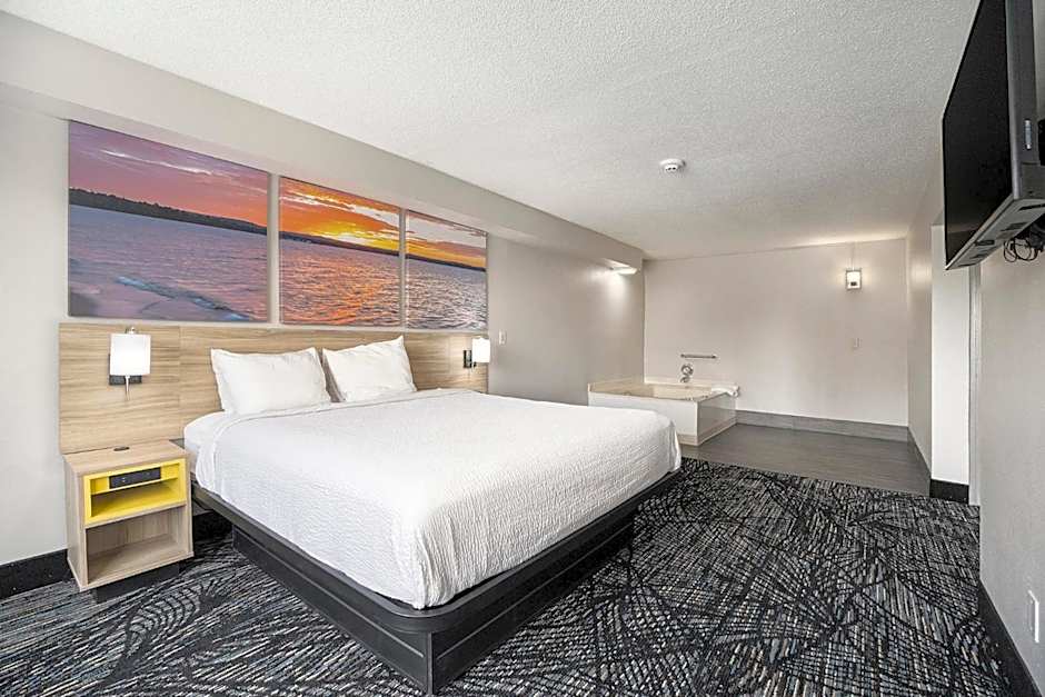 Days Inn & Suites by Wyndham Norton Shores/Muskegon