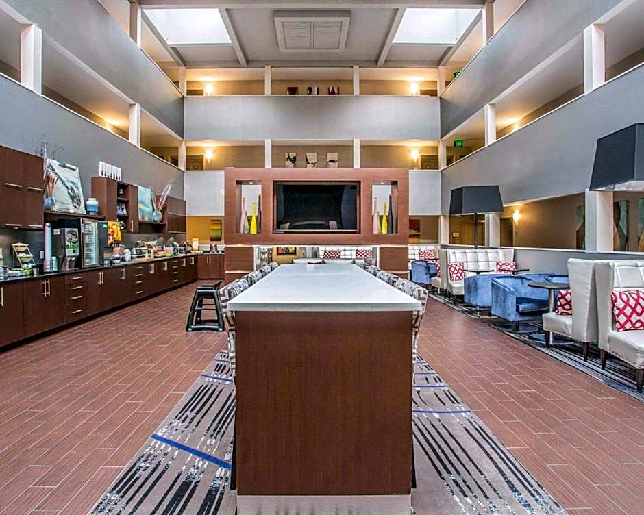 Photo 1 of 40 of Quality Suites Nashville Airport