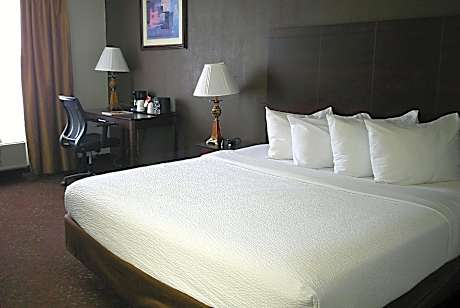 1 King Bed Mobility Accessible Room Bathtub w/Grab Bars Non-Smoking