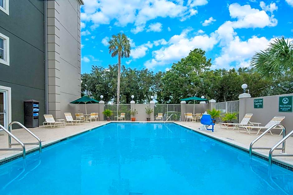 La Quinta Inn & Suites by Wyndham Naples East - I-75