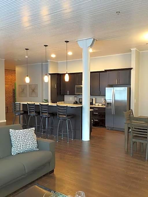 1480Sq ft 2BR 2BA LOFT Downtown KC Historic Build