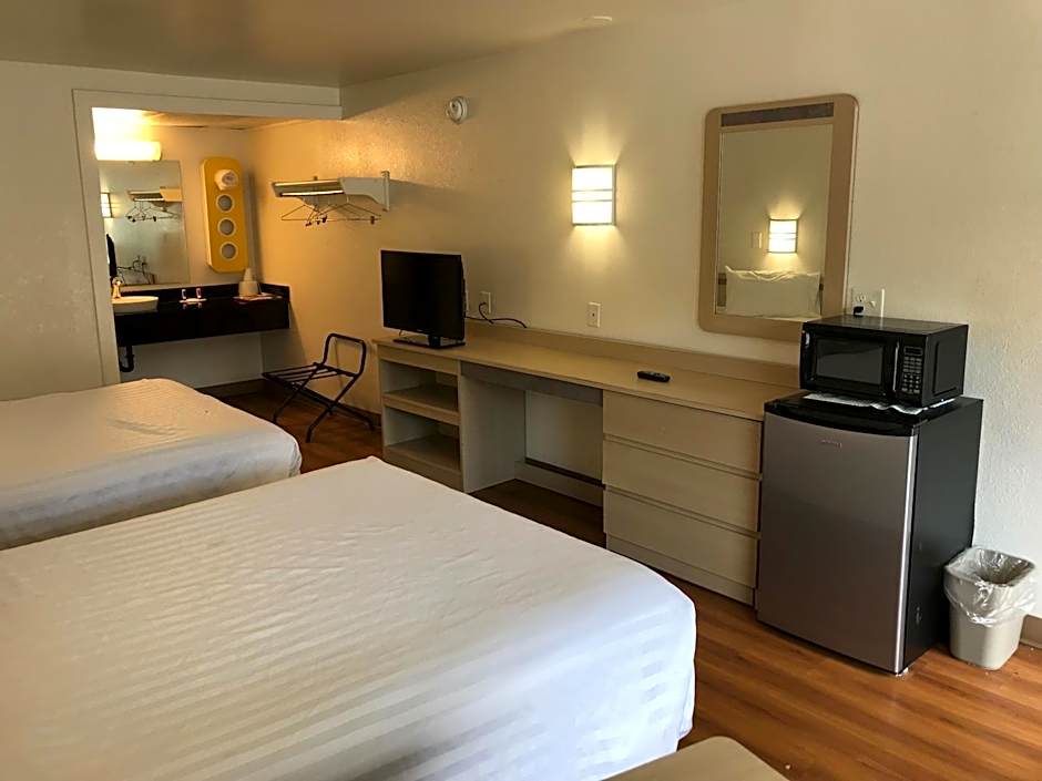 Travelodge by Wyndham Fayetteville