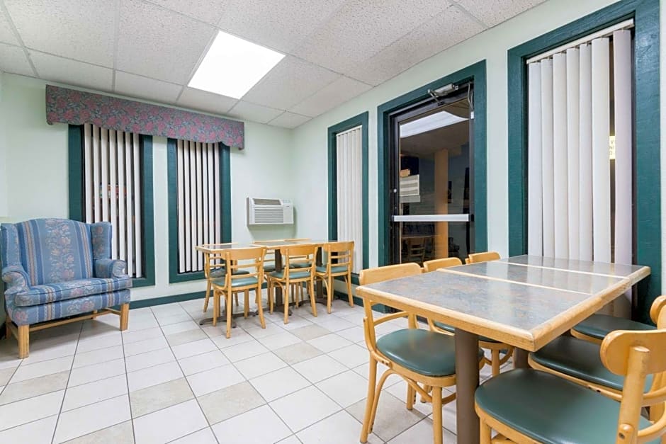 Super 8 by Wyndham Raton