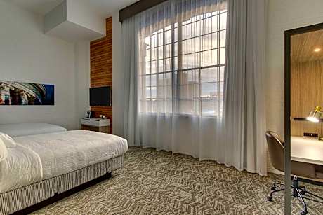 Guest Queen Room with Two Queen Beds and City View