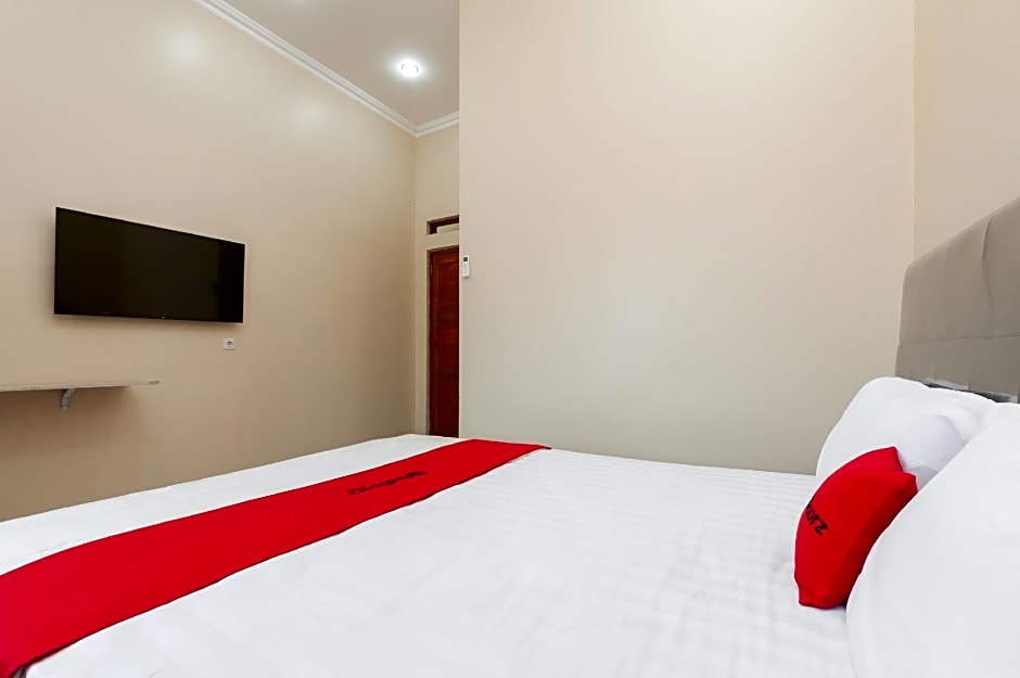 RedDoorz Syariah near Lemahabang Station