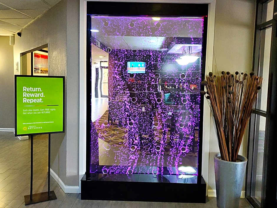 La Quinta Inn & Suites by Wyndham Memphis Airport Graceland