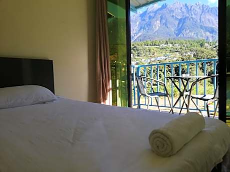 Standard Twin Room with Mountain View