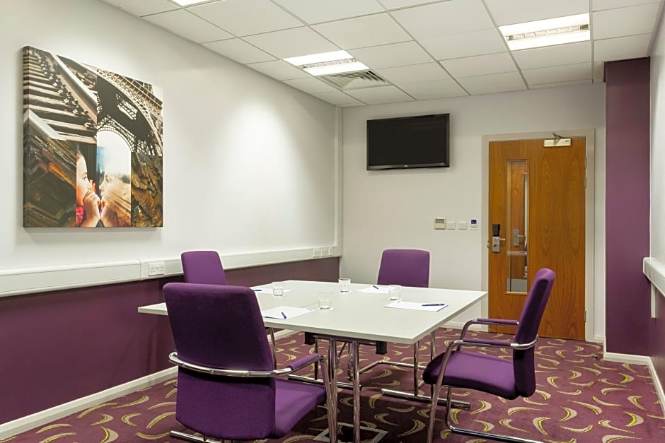 Holiday Inn Express Dunstable By IHG