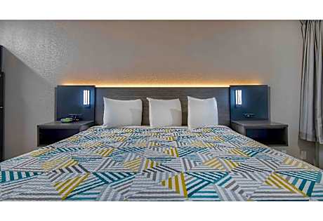 1 King Bed | Non-Smoking, Kitchen