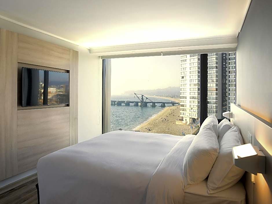 Photo 1 of 6 of Deluxe 1 King Bed, Sea View