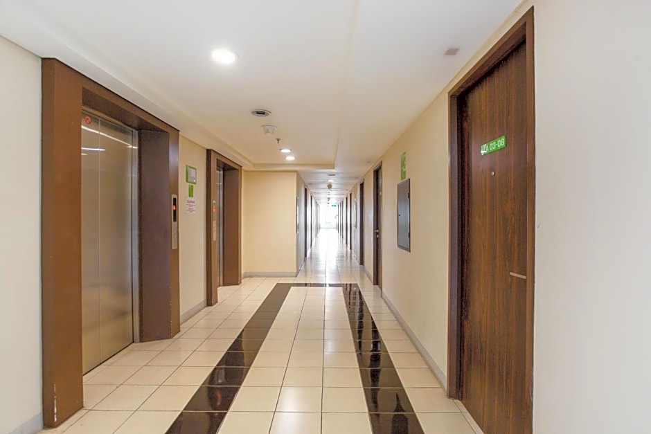 Vaccinated Staff - OYO 2582 Apartemen Serpong Green View