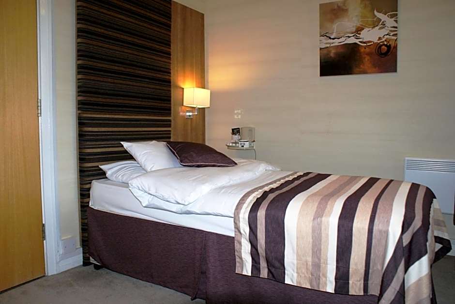 Photo 1 of 4 of Single Room