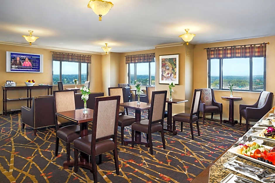 Photo 1 of 1 of Junior 1 King Bed Suite, City View, Club Level