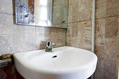 RedDoorz @ Losari Area 2 Makassar