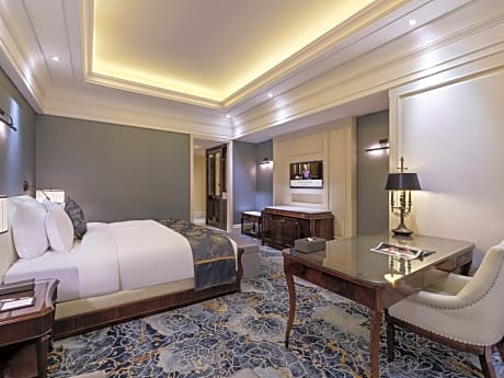 executive room with one king-size bed